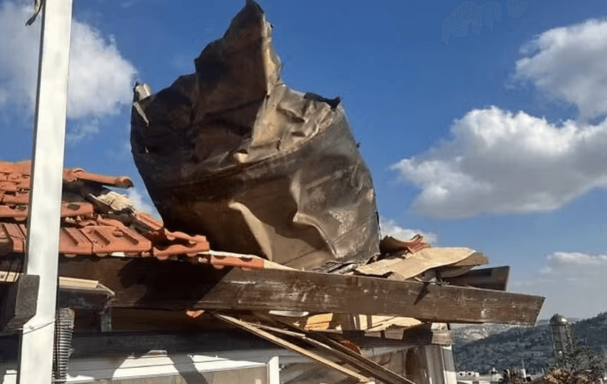Fragmentos de mísseis iranianos e destroços de interceptadores caem perto da Igreja do Santo Sepulcro, em Jerusalém