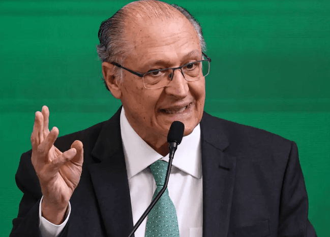 Alckmin confirma que deixará ministério no começo de abril