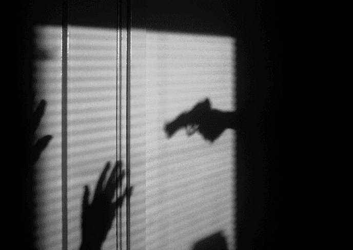 Arma de fogo foi usada em 47% das mortes violentas de mulheres no Brasil em 2024