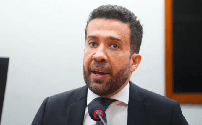 HIPOCRISIA EXPOSTA: André Janones é expulso da OAB-MG por apropriação indébita e infrações éticas graves