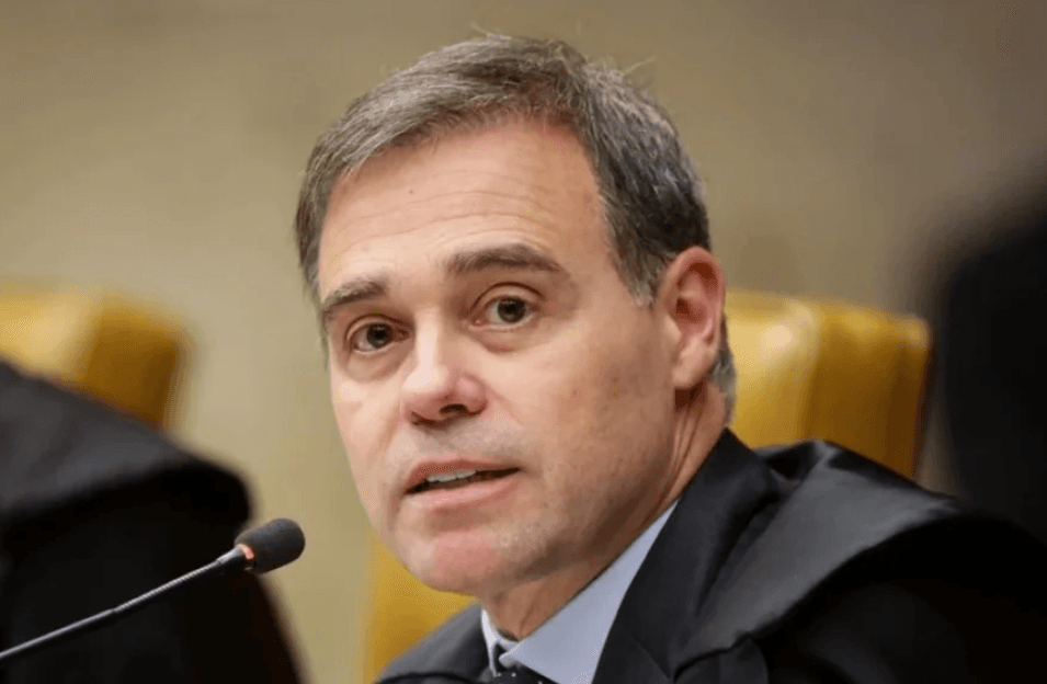 Avião com André Mendonça tem decolagem abortada após falha mecânica