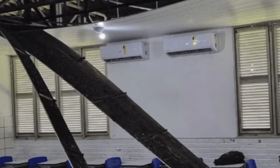 Parte de teto cai na cabeça de professor durante aula na Escola Estadual Edgar Barbosa, em Natal