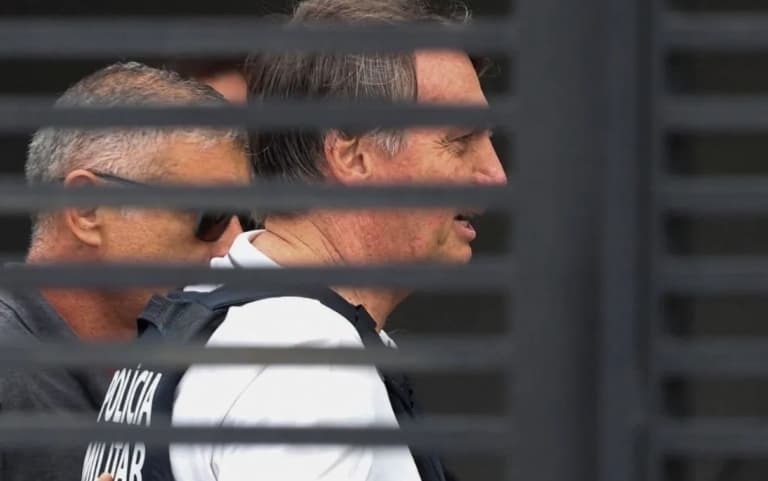 Bolsonaro chega a 1 mês em domiciliar com tornozeleira e isolamento; decisão sobre 90 dias se aproxima