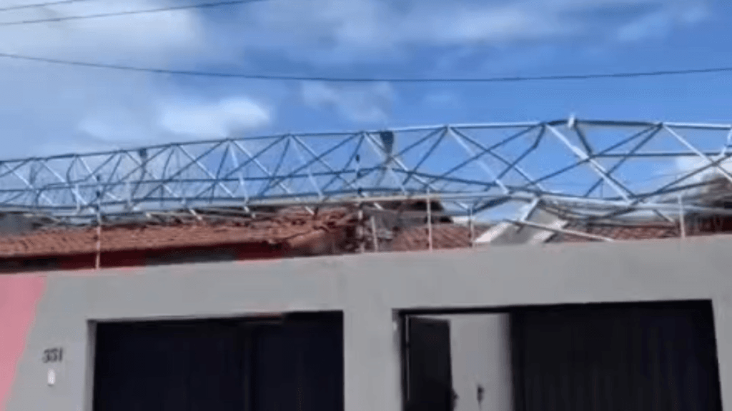 Torre de telecomunicações cai sobre casas em Extremoz e interdita imóveis
