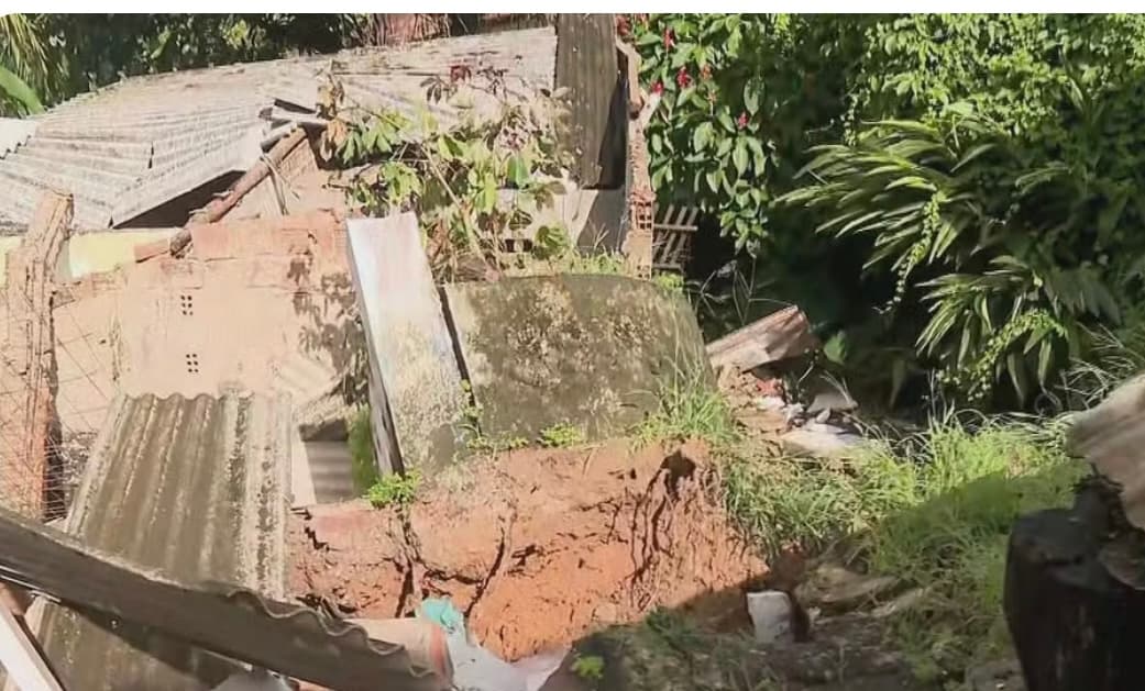 Transtornos da chuva: aulas são suspensas em escolas estaduais, barreira desliza e muro cai sobre casa