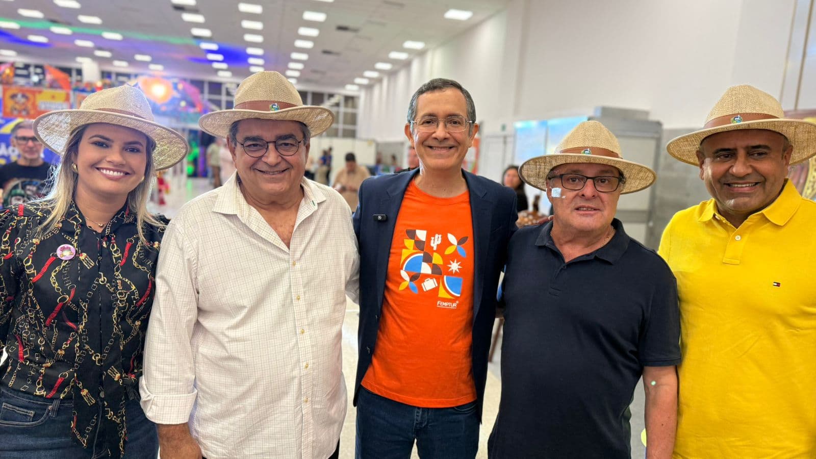 Álvaro Dias e Babá prestigiam abertura da FEMPTUR, ao lado de Paulinho e Joana