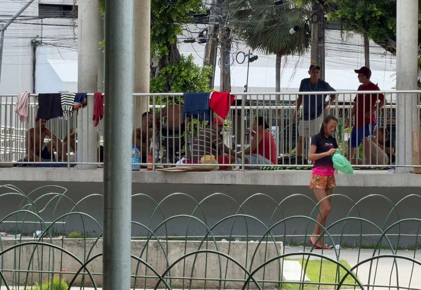 Área coberta da Praça Cívica, em Natal, tem sido ocupada por pessoas em situação de rua