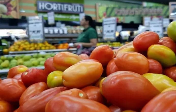 Tomate, cebola e leite pesam no bolso do consumidor e estão entre os ‘vilões’ da alta da inflação no Brasil