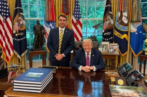 Flávio Bolsonaro é recebido por Trump na Casa Branca