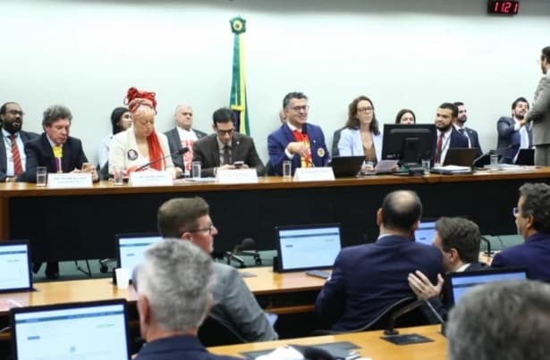 Comissão especial aprova PEC da 6×1 na Câmara; texto vai ao plenário