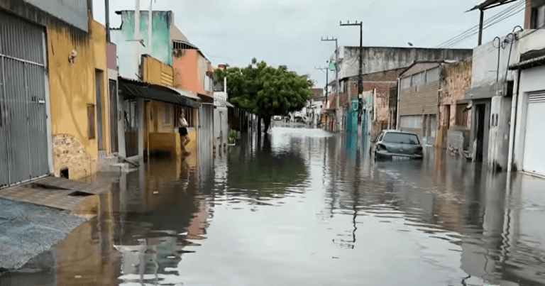 Chuvas fortes deixam ruas alagadas em Natal; STTU monitora pontos críticos. Confira