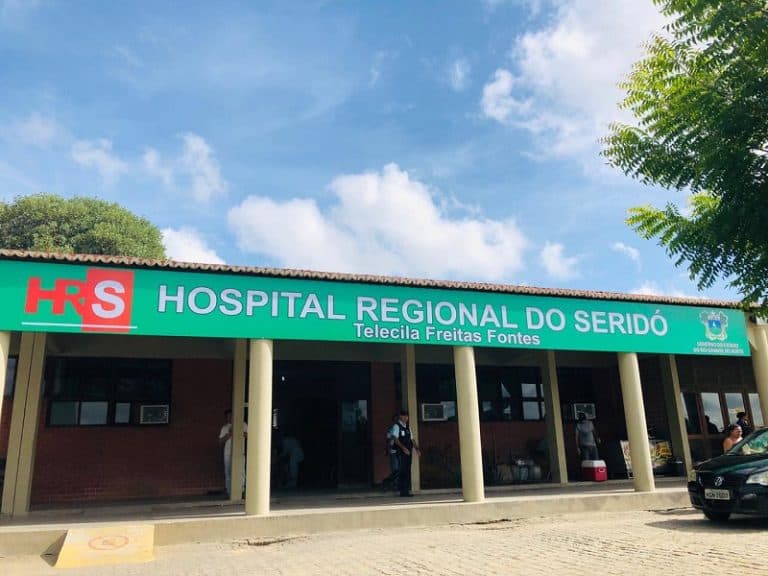 Criminosos invadem hospital, fazem funcionários reféns e roubam armas de vigilantes em Caicó