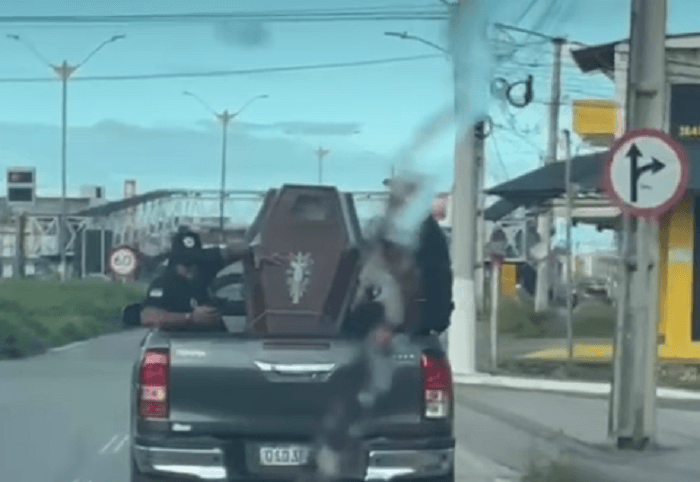Caminhoneiros fazem paralisação na BR-101 em Parnamirim e levam até caixão em protesto