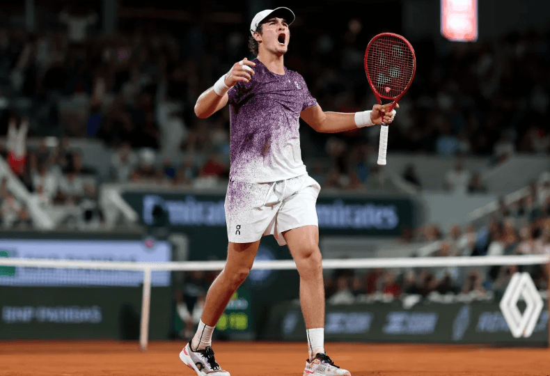 João Fonseca vence Casper Ruud e segue fazendo história em Roland Garros