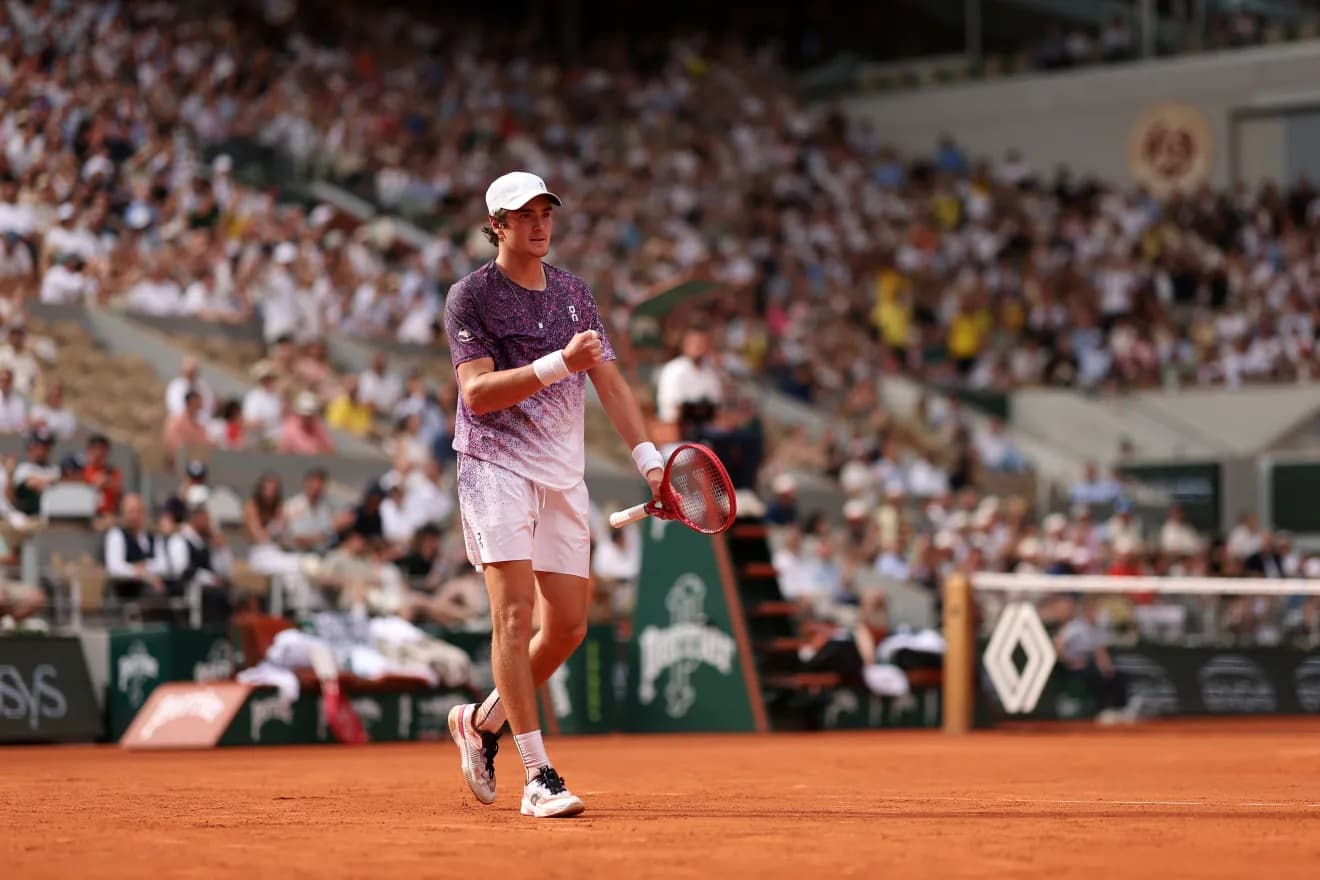 FEITO HISTÓRICO: João Fonseca derrota Djokovic após quase 5 horas e segue vivo em Roland Garros