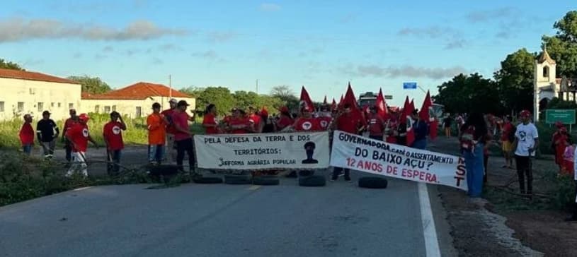 MST bloqueia BR-304 e cobra reforma agrária ao governo Fátima Bezerra