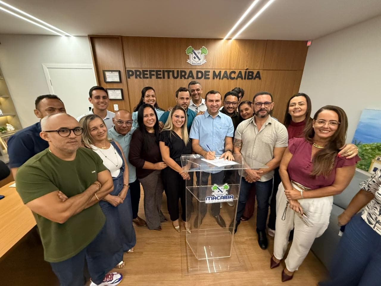 Prefeito Emídio Júnior assina ordem de serviço para escrituração dos imóveis do Campo da Santa Cruz