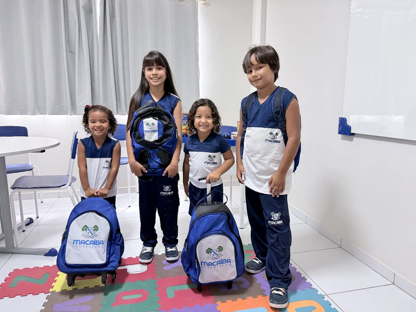 Prefeitura de Macaíba inicia entrega de fardamento e kit escolar aos alunos da rede municipal de ensino