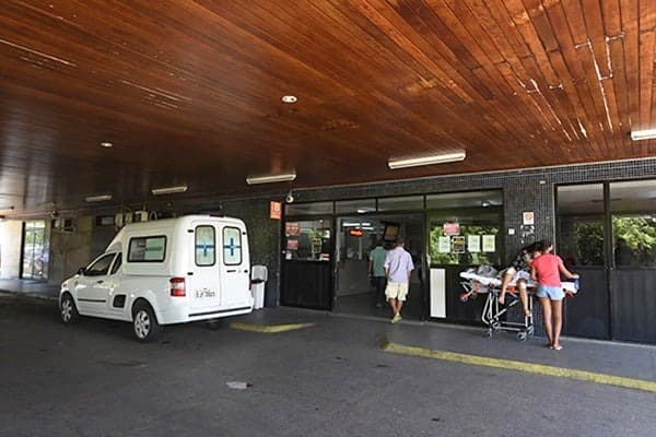 Pacientes voltam a enfrentar dificuldades após elevadores quebrarem no Walfredo Gurgel