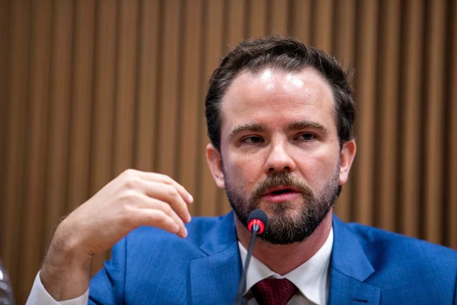 POR QUE SERÁ? Dario Durigan admite que governo discute rever “taxa das blusinhas”