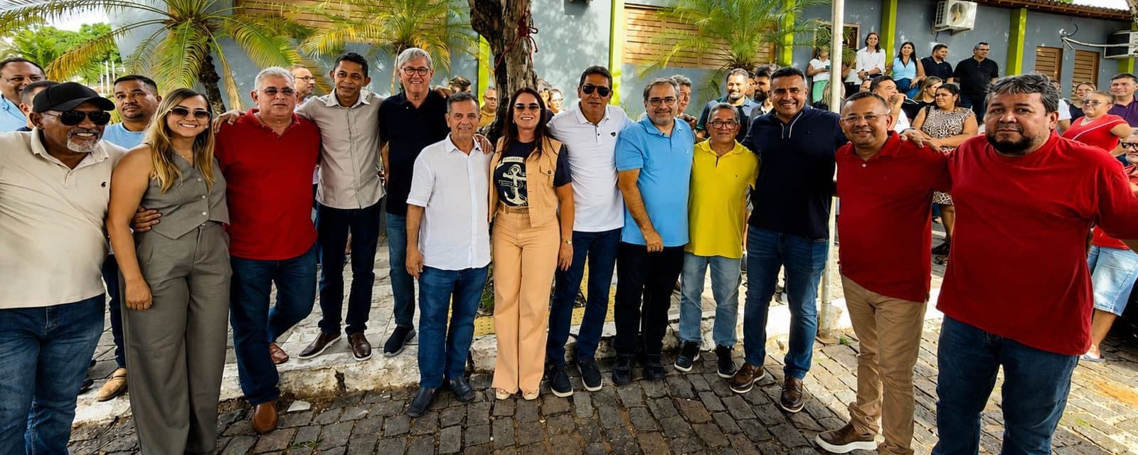 Álvaro Dias e Babá Pereira recebem apoio do prefeito de Tibau do Sul e mais 8 vereadores