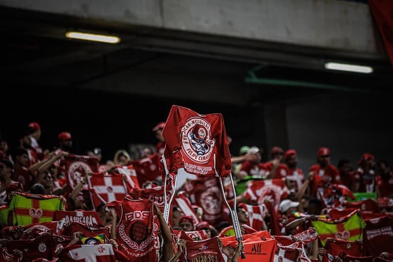 Torcida organizada do América é suspensa por sete jogos após agressão a idoso