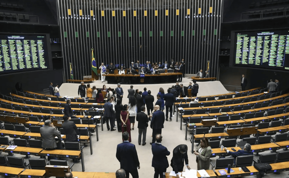 Câmara faz sessão de 8 minutos para viabilizar votação do fim da escala 6×1 em comissão