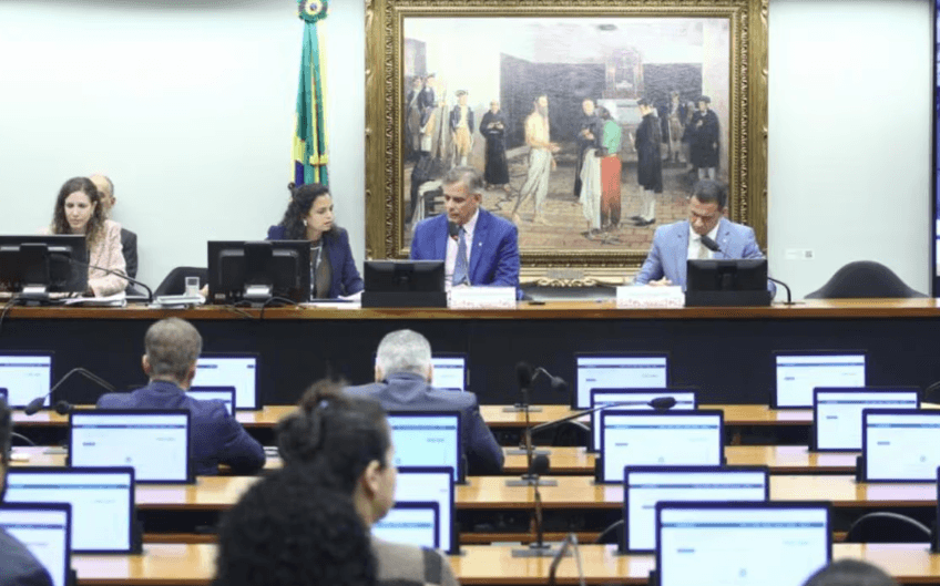 Governistas pedem vista e comissão da Câmara adia votação de PEC da redução da maioridade penal de 18 para 16 anos