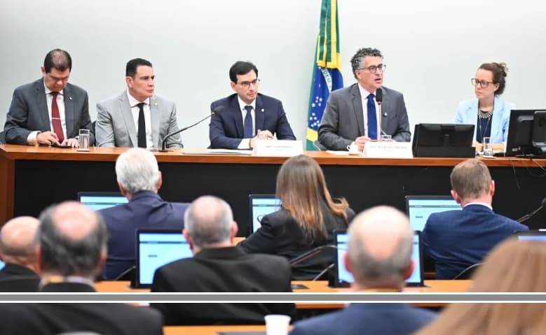 Fim da escala 6×1? Comissão acelera debates e pode votar mudança ainda em maio