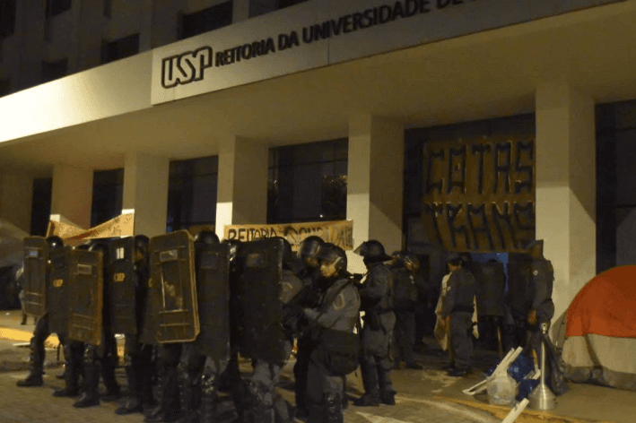 PM usa bombas, ‘corredor polonês' e gás para desocupar reitoria da USP