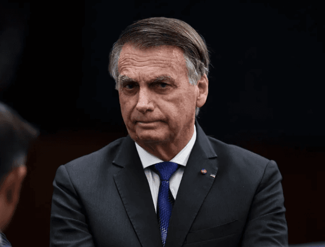 Cirurgia no ombro de Bolsonaro ocorreu "sem intercorrências", diz boletim médico