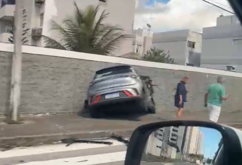 Carro derruba muro de condomínio após colisão em Capim Macio