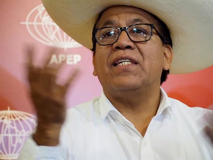 ELEIÇÃO NO PERU: Candidato da esquerda perde por 40 mil votos e tenta anular urnas do exterior