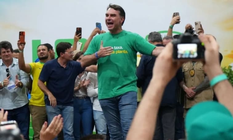 Flávio Bolsonaro é o principal rival de Lula entre nomes da direita, apontam pesquisas