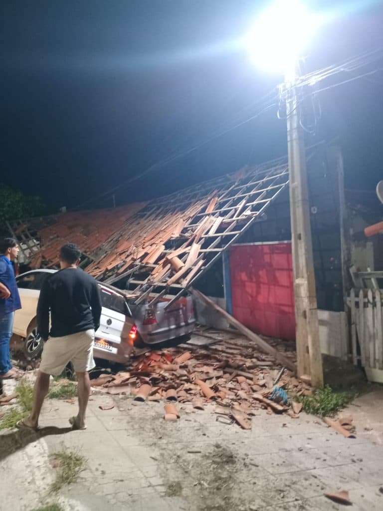 Motorista perde o controle do carro e destrói alpendre de casa em Currais Novos