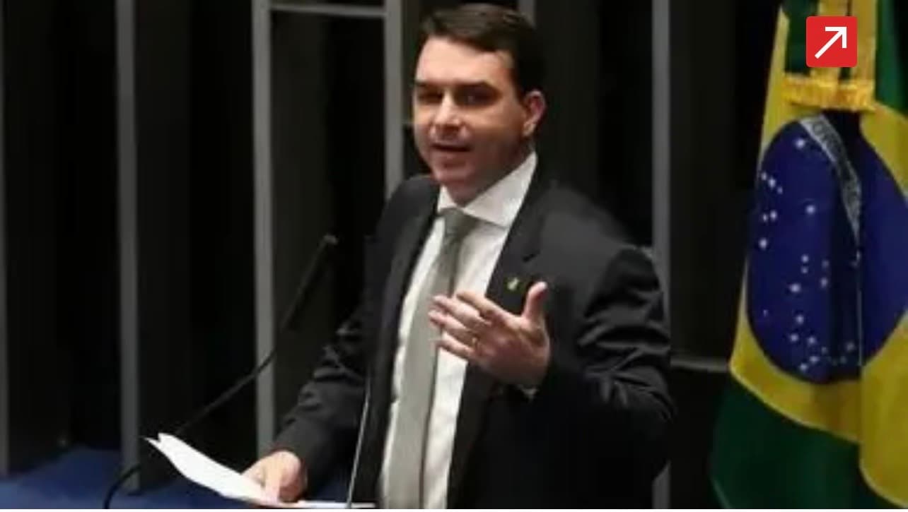 Flávio diz que filme sobre o pai não tem nada de errado e sofre perseguição