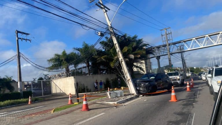 Carro bate em poste e deixa trânsito lento na BR-101, em Natal