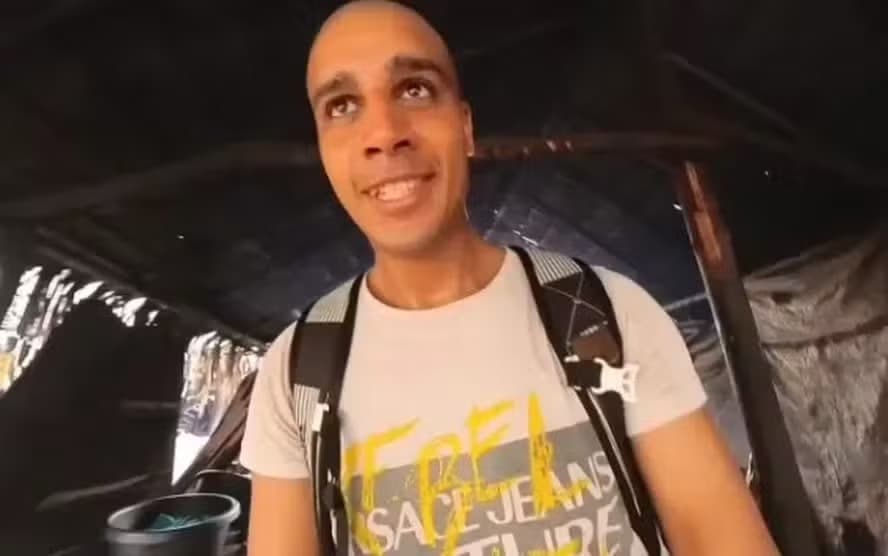 Influencer é preso após esfolar, cozinhar e comer cão de rua para viralizar no YouTube