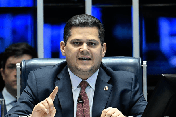 Alcolumbre deixa PEC da Escala 6×1 para depois do recesso e evita prazo