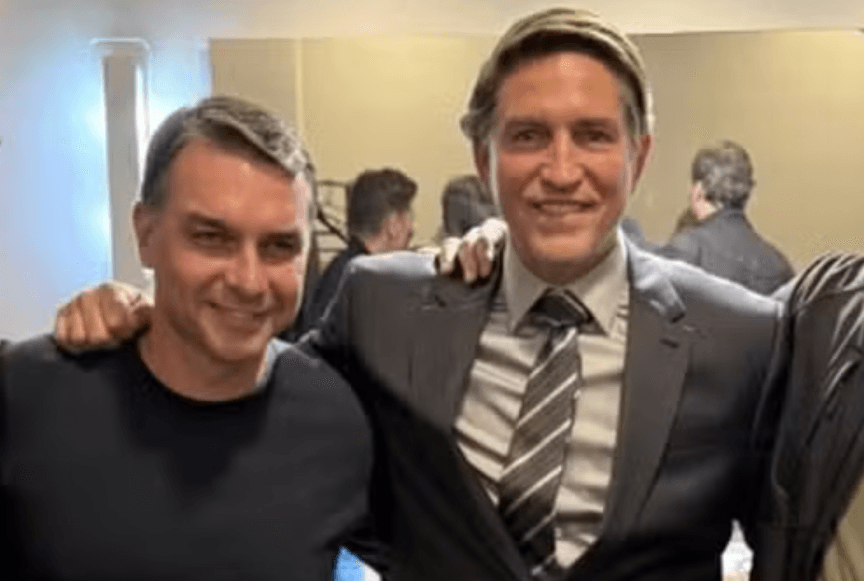 “Nada a ver com o filme”, diz Flávio Bolsonaro sobre operação contra produtora de Dark Horse
