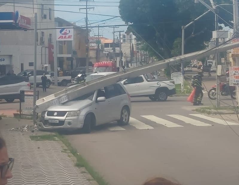ACIDENTE: Carro derruba poste na avenida Alexandrino de Alencar