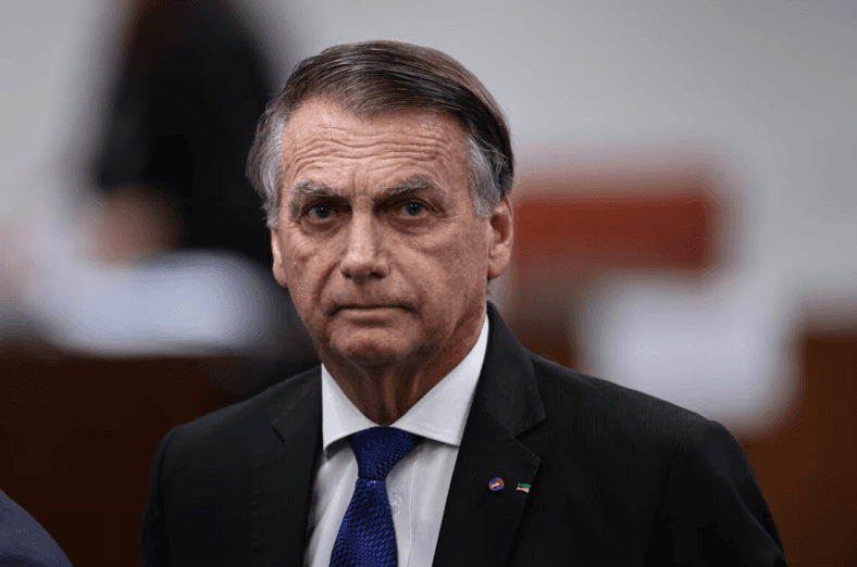 Defesa de Bolsonaro pede a Moraes que descarte falta grave por posse de arma em casa e mantenha prisão domiciliar humanitária