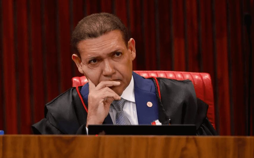 TSE vê suspeita de indução ao eleitor e suspende divulgação de pesquisa da AtlasIntel que apontou queda de Flávio Bolsonaro