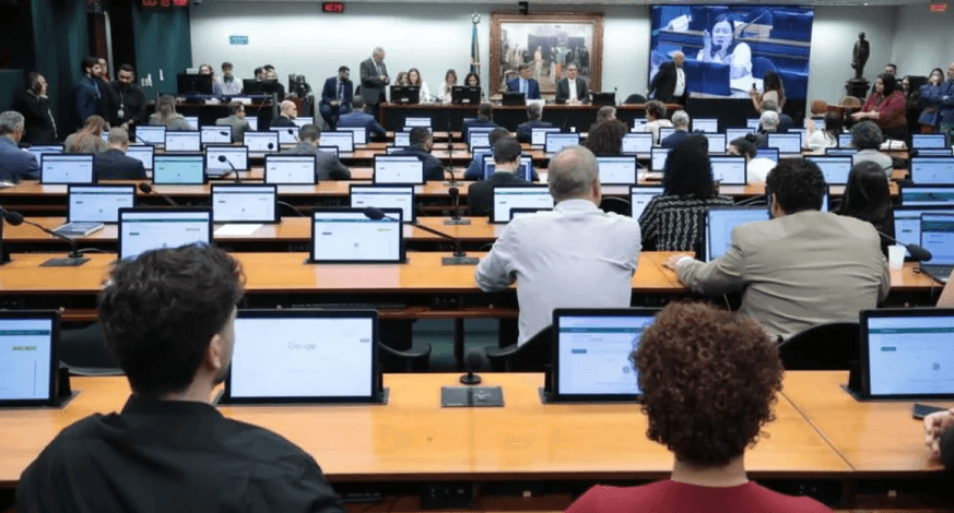 REDUÇÃO DA MAIORIDADE: deputados de esquerda votam contra PEC na CCJ