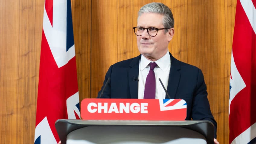 Primeiro-ministro do Reino Unido renuncia e abre crise no governo britânico