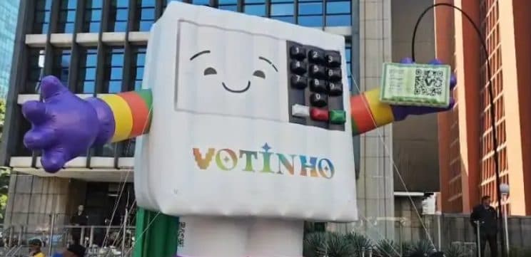 Parada LGBT+ leva urna eletrônica “Votinho” às ruas de SP e chama atenção na Avenida Paulista