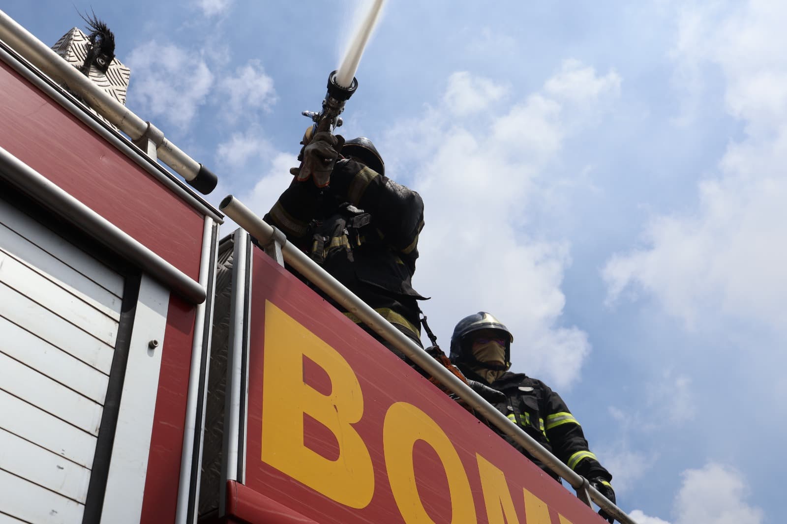 Mulher cadeirante fica gravemente ferida após incêndio atingir residência e oficina em Caicó