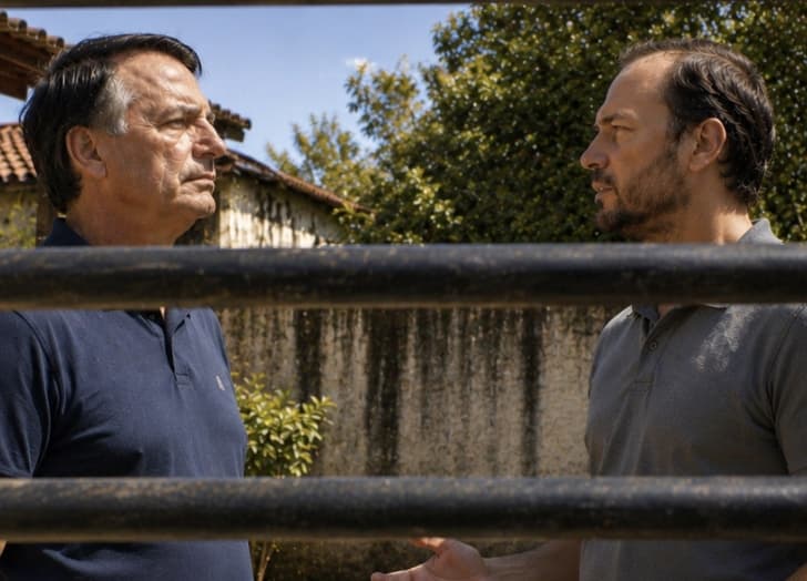 “CIENTE DE TUDO”: Carlos diz que Bolsonaro segue “acompanhando tudo” mesmo preso em casa