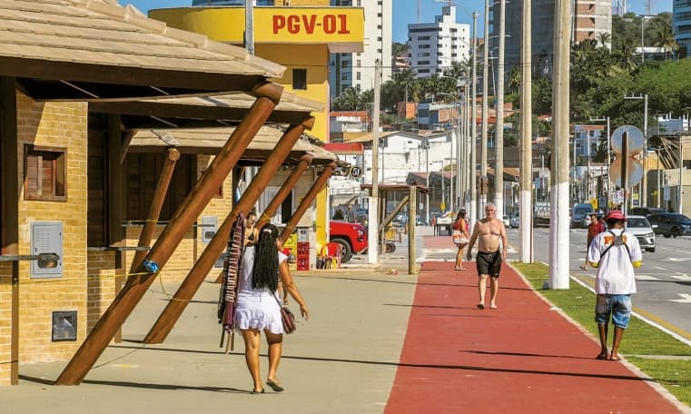 Paulinho Freire entrega primeiros quiosques da Praia do Meio e reabre espaço para comerciantes em Natal