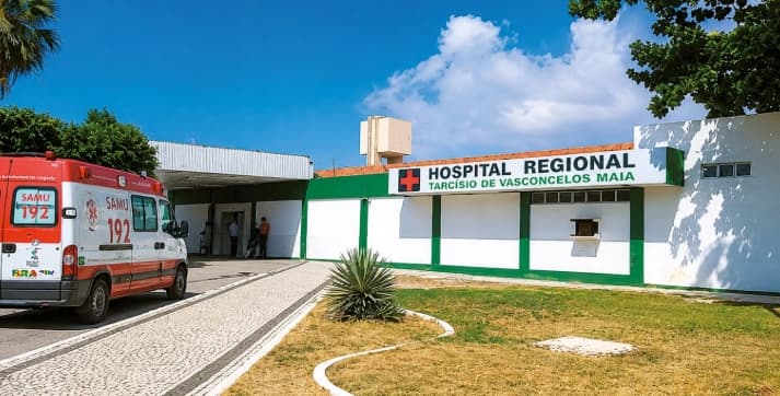 PACIENTE NOS CORREDORES: Hospital Regional Tarcísio Maia enfrenta superlotação e falta de leitos em Mossoró